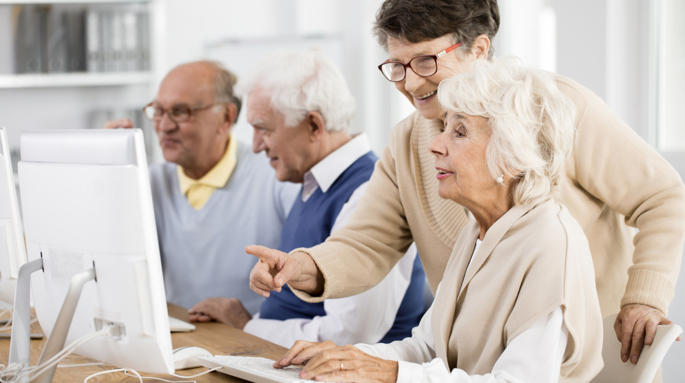 Новые горизонты: Как онлайн-образование помогает пенсионерам освоить навыки бесплатно