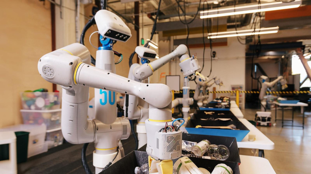 Роботы-помощники по дому: Как они меняют нашу жизнь уже сегодня?